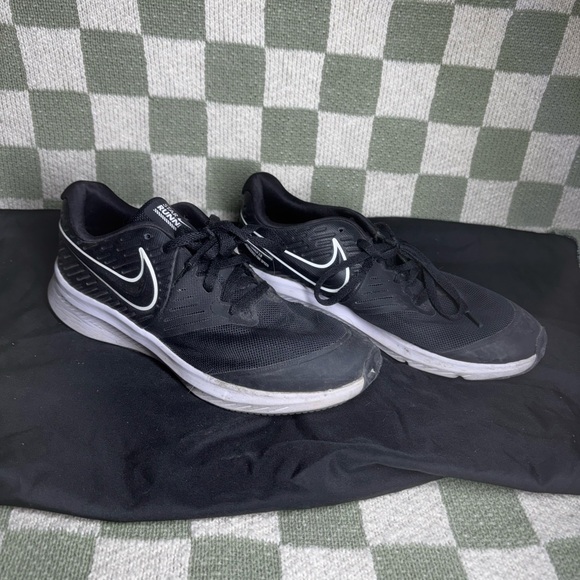 Women’s Nike Running Shoe - Picture 1 of 1